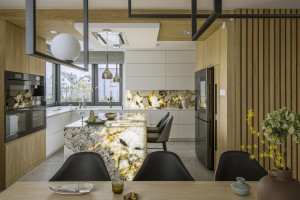 Widok na kuchnię - nowoczesne wnętrza w domu jednorodzinnym /  projekt: Martyna Banaszczuk, fotografie: Yassen Hristov, stylizacja: Kamila Jakubowska-Szmyd 
