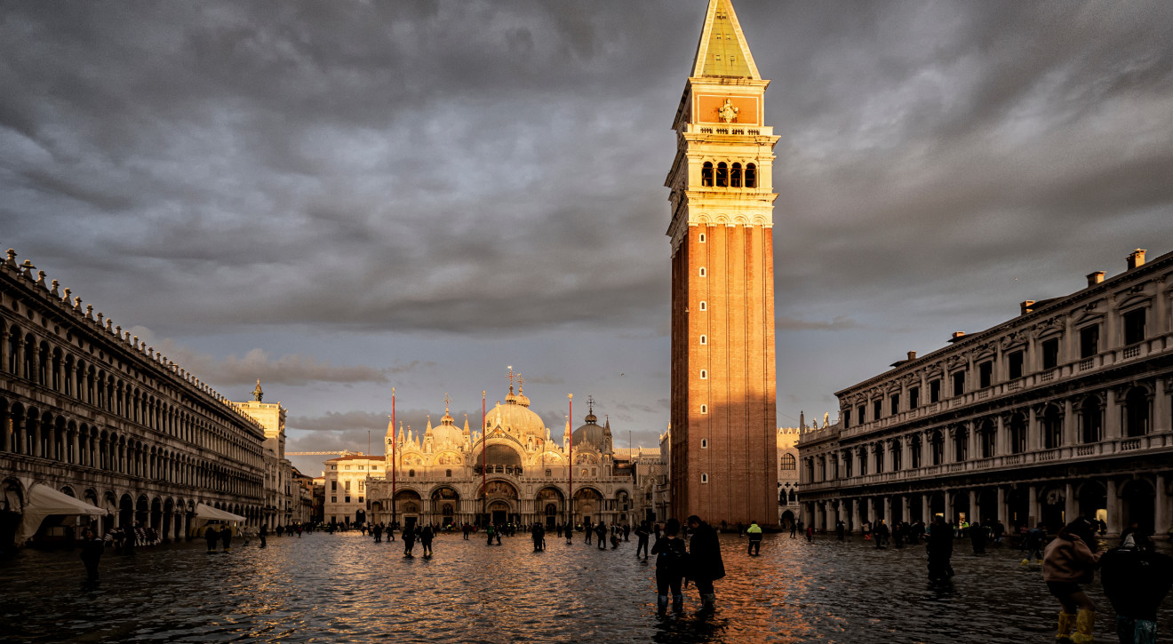 Wysoka woda znów zalewa Wenecję. Turyści znaleźli sposób na niebezpieczną Acqua Alta