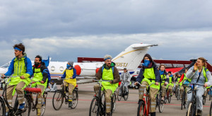 Aktywiści klimatyczni na rowerach zablokowali pas startowy dla prywatnych samolotów, fot. Extinction Rebellion, Greenpeace UK, Twitter