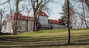 MIEJSCA Z DUSZĄ: Dwór Sieraków - tu dobre wino spotyka się z muzyką i historią