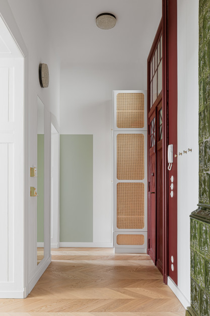 Hol i stare bordowe drzwi wejściowe - Apartament w starej łódzkiej kamienicy / projekt: BO/SKO
