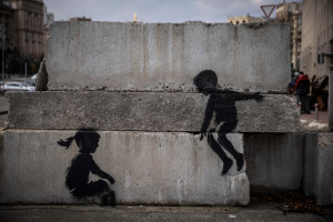 Banksy w Ukrainie - Dzieci bawiące się na Placu Niepodległości w Kijowie - dzieło w stylu Banksy'ego, ale niepotwierdzone jeszcze przez artystę / Getty Images