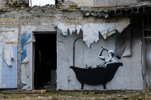 Banksy w Ukrainie - Mężczyzna biorący kąpiel - dzieło w stylu Banksy'ego, ale niepotwierdzone jeszcze przez artystę - miejscowość Gorenka/ Getty Images