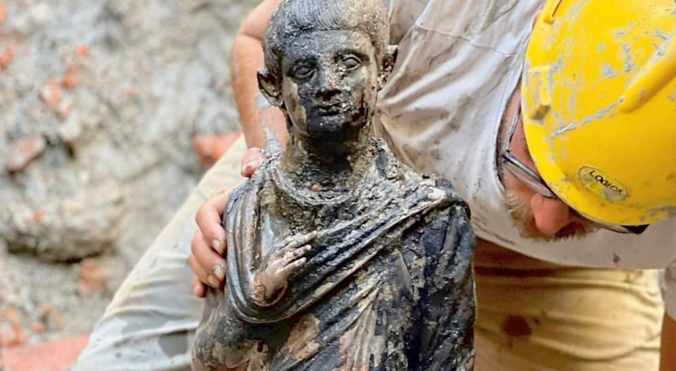 Toskania: Archeolodzy dokonali przełomowego odkrycia. Woda odsłoniła 24 posągi sprzed 2300 lat!