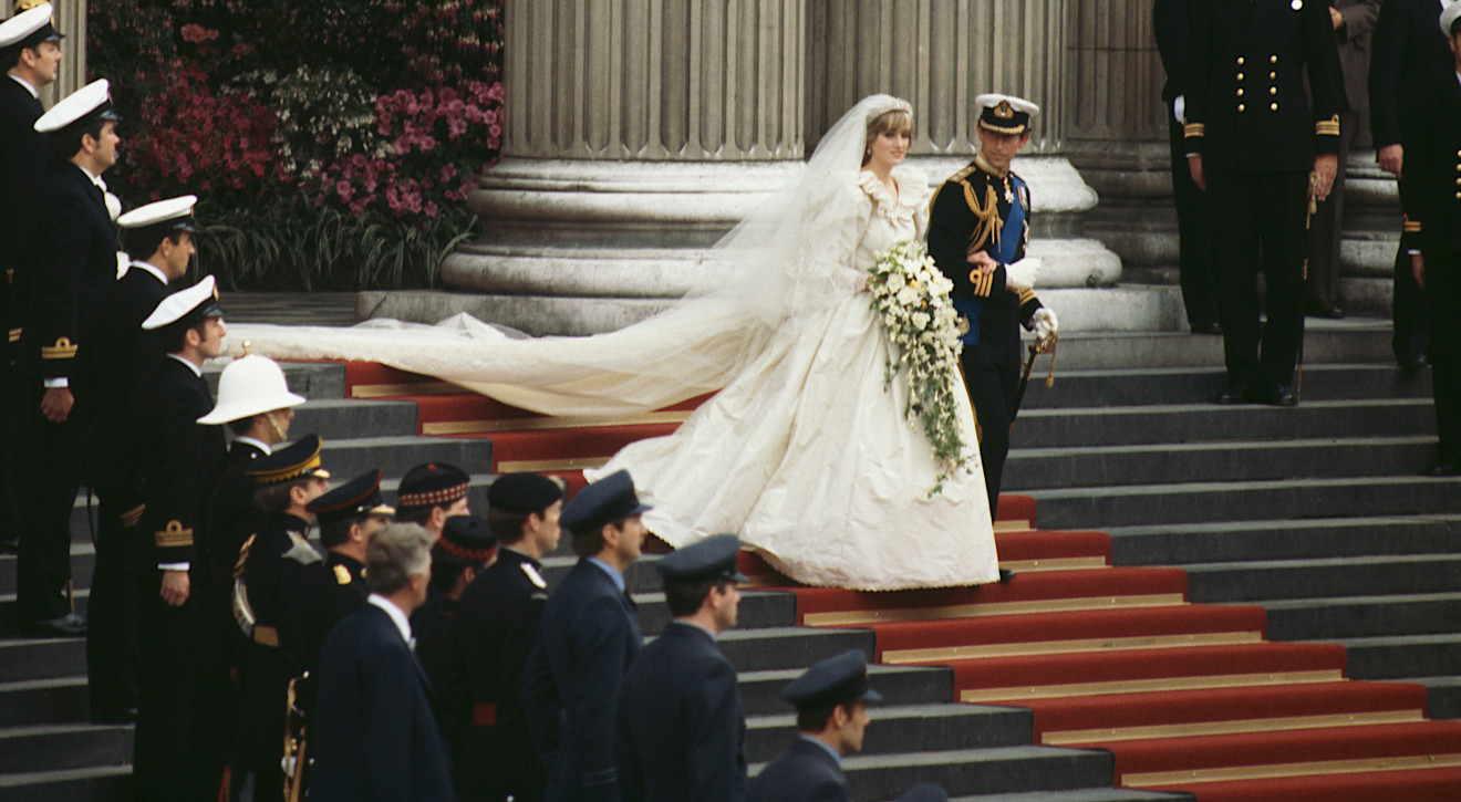 Tomasz Ossoliński stworzył replikę sukni ślubnej księżnej Diany.  Wygląda lepiej niż w "The Crown"?