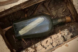 Edynburg: Hydraulik odkrywa tajemniczy list w butelce / Instagram @bbcnews