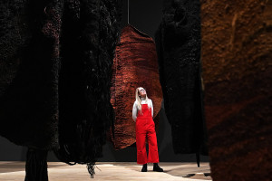 Ikoniczne "Abakany" Magdaleny Abakanowicz na wystawie w londyńskim Tate Modern / PAP