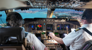 Linie lotnicze tną koszty. Chcą usunąć jednego pilota z kokpitu podczas lotów komercyjnych, fot. Shutterstock