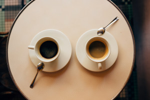 Pijesz kawę codziennie? Oto 5 kofeinowych pułapek, które rujnują Twój organizm