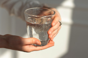 Pijesz dwa litry wody dziennie? Nowe badania naukowców mocno namieszają Ci w głowie