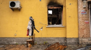 Policja aresztuje osiem osób oskarżonych o próbę kradzieży muralu Banksy'ego pod Kijowem/  fot. Ilia Ponomarenko Twitter