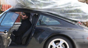 Internet oszalał na punkcie tych zdjęć! Keanu Reeves przewozi choinkę na dachu luksusowego Porsche