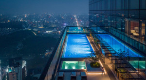 Najwyżej położony basen na świecie powstał w Chinach. Ultra luksus i nieziemskie widoki na miasto!