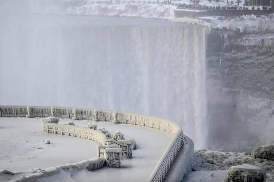 Stany Zjednoczone i Kanada: Zamarznięta Niagara jak Kraina Lodu. Niezwykłe zdjęcia podbijają internet! - grudzień 2022 / Twitter @NiagaraAction