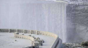 Stany Zjednoczone i Kanada: Zamarznięta Niagara jak Kraina Lodu. Niezwykłe zdjęcia podbijają internet!