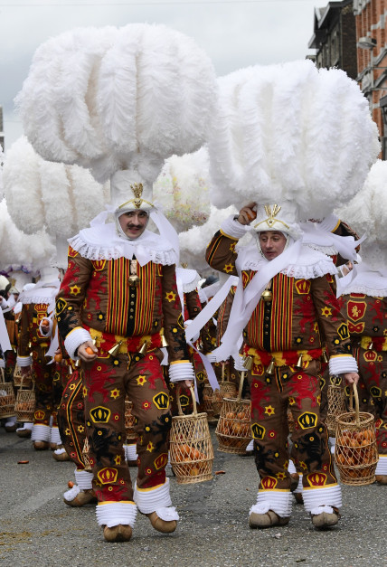 Karnawał w Binche - jeden z najstarszych w Europie / Getty Images