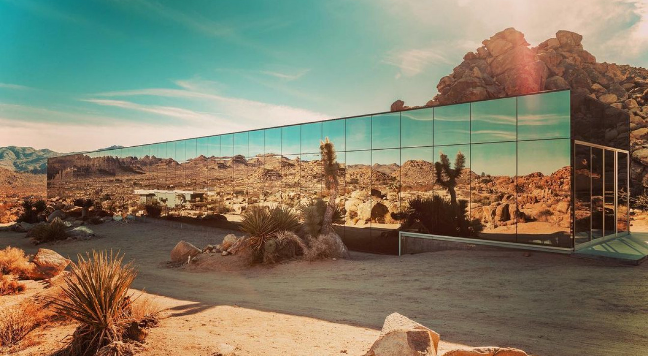 „Niewidzialny dom” – lustrzana willa na środku pustyni znana z serialu Netflixa trafiła na sprzedaż