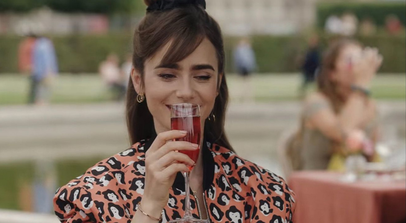 Wielki powrót Le Kir Royale. Wszystko przez "Emily w Paryżu"/ kadr z serialu "Emily w Paryżu" Wielki powrót Le Kir Royale. Jak przygotować modnego drinka z "Emily w Paryżu"?