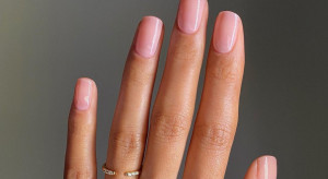 Lipgloss nails to najmodniejsze paznokcie 2023. Jak osiągnąć "efekt błyszczyka"?