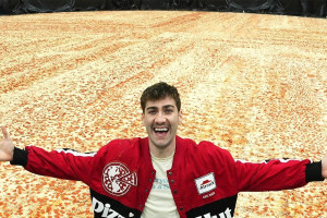 Pizza Hut stworzyła największą pizzę świata! Jest wielkości trzech boisk do koszykówki