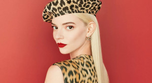Anya Taylor-Joy w nowej kampanii Dior Mitzah. Lamparcie cętki, czerwień na ustach i szczypta humoru