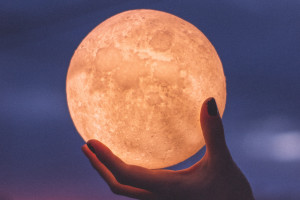 Pełnia Księżyca w lutym 2023 otworzy nas na miłość. Księżycowy horoskop dla wszystkich znaków zodiaku