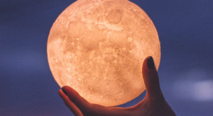 Pełnia Księżyca w lutym 2023 otworzy nas na miłość. Księżycowy horoskop dla wszystkich znaków zodiaku