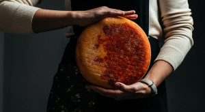 Czy jedzenie sera przed snem wywołuje koszmary? Ta firma chce to sprawdzić / Shutterstock