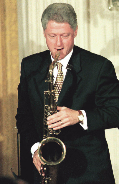 Bill Clinton gra na saksofonie 