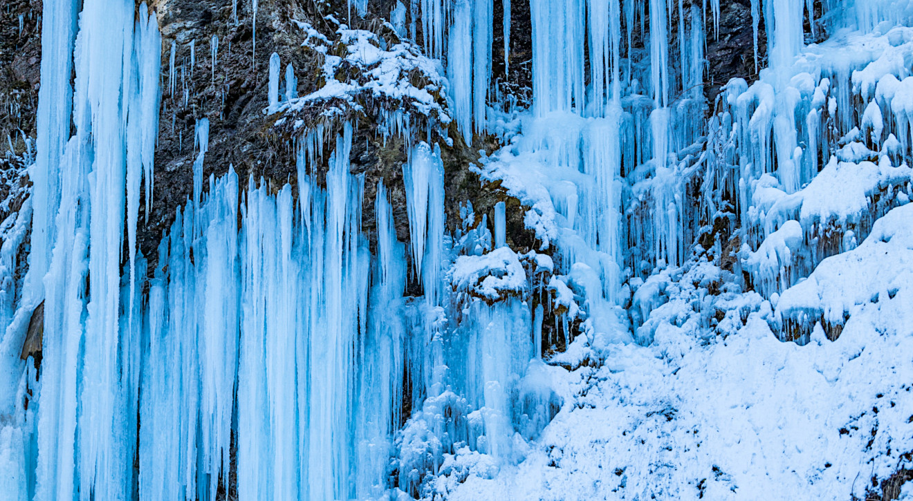 Zima na Podkarpaciu jak w "Opowieściach z Narni"! Lodospady w Rudawce Rymanowskiej prezentują się spektakularnie