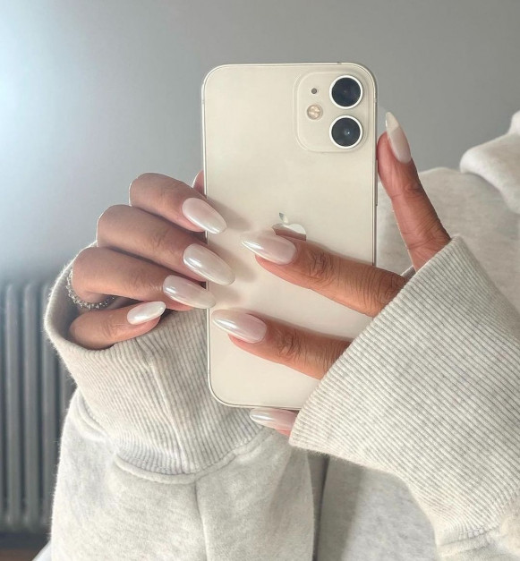 Perłowe paznokcie - modny manicure na wiosnę 2023 / Instagram @OPI