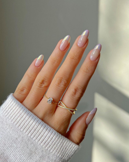 Modne paznokcie na wiosnę 2023 - perły w stylu Małej Syrenki / Instagram @amberjhnails