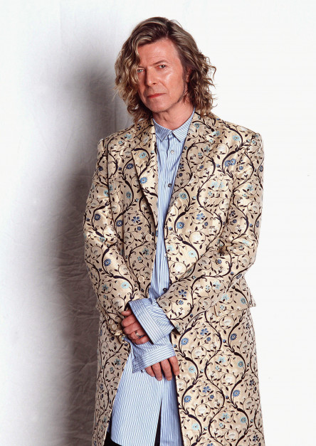 David Bowie na backstag'u festiwalu muzycznego Glastonbury w płaszczu zaprojektowanym przez Alexandra McQueena - czerwiec 2000 roku / Getty Images 