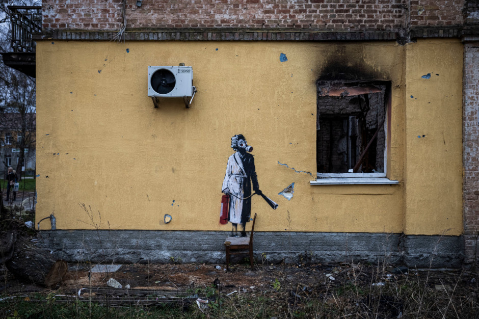 „Kobieta w masce gazowej” w Hostomelu pod Kijowem - mural Banksy'go / Getty Images