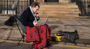 Nowy dress code BBB News. / Na zdjęciu dziennikarz BBC News Scotland - James Cook - siedzący przed Bute House w Edynburgu podczas pracy / Getty Images