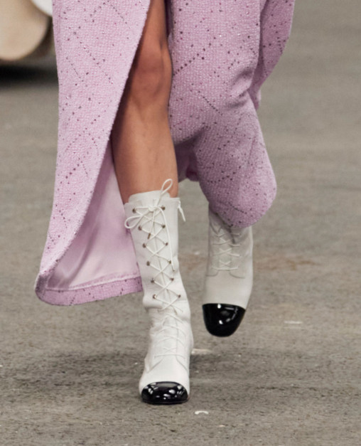 Modne botki na wiosnę 2023 - Chanel / materiały prasowe