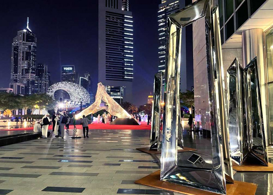 Lustrzane rzeźby Oskara Zięty w Dubaju / materiały prasowe