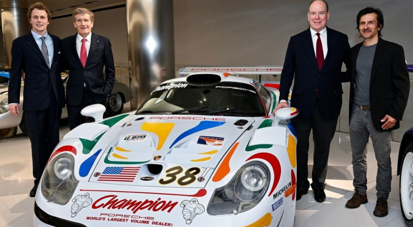 MONAKO: Książę Albert II i prawnuk Porsche otworzyli niezwykłą wystawę zabytkowych samochodów