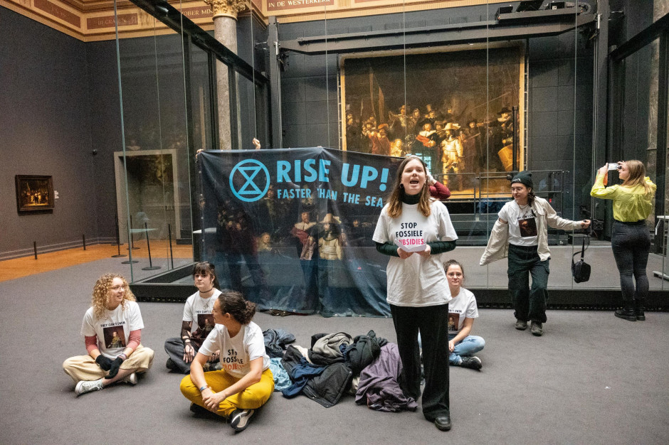Rijksmuseum w Amsterdamie: Aktywiści klimatyczni protestują przed "Strażą nocną" / Twitter