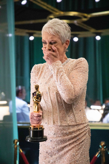 Wzruszona Jamie Lee Curtis po odebraniu Oscara w kategorii Najlepsza aktorka drugoplanowa (for. Al Seib / ©A.M.P.A.S.)