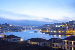 "507 Bridge Porto" wieczorową porą / fot. © Bruno de Almeida Martins / Herzog & de Meuron / materiały prasowe