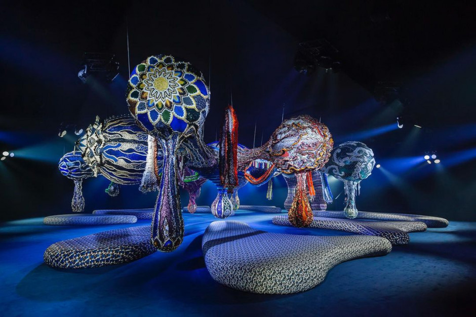 Instalacja Joanny Vasconcelos na pokazie Diora jesień-zima 2023/24 / Instagram @joanavasconcelosatelier - fotografia: Lionel Balteiro for Atelier Joana Vasconcelos
