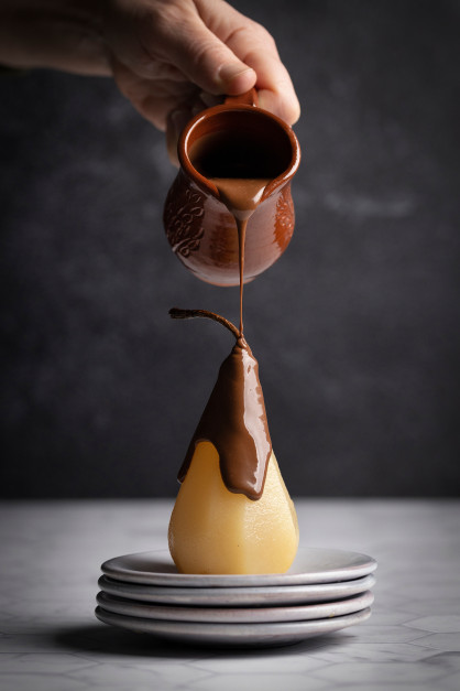 Gruszki w czekoladzie - francuski deser z ciekawą historią / Shutterstock