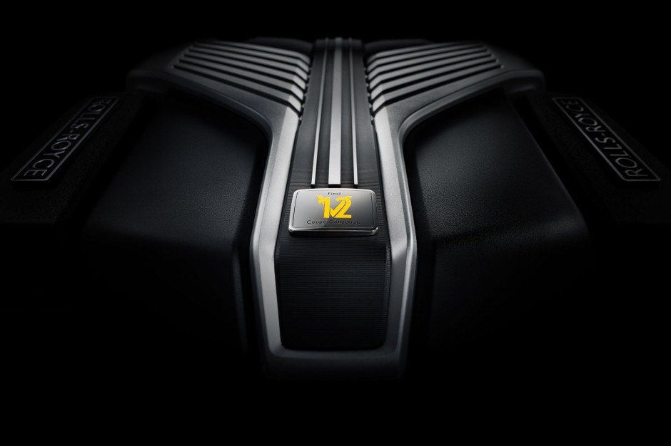 Rolls-Royce Black Badge Wraith Black Arrow, tabliczka znamionowa na pokrywie silnika, fot. mat. prasowe