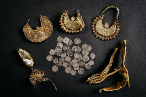 Cenny skarb sprzed 800 lat znaleziony w Holandii / Archeologie West-Friesland/Fleur Schinning