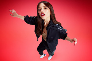 Serialowa Wednesday - Jenna Ortega – w kontynuacji „Soku z żuka” Tima Burtona? / materiały prasowe Adidas