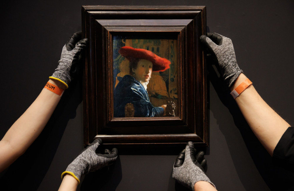 Obrazy Vermeera podczas instalacji w Rijksmuseum / fot. materiały prasowe Rijksmuseum/Kelly Schenk