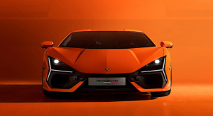 Oto pierwsze Lamborghini, które możesz podłączyć do gniazdka. Czy hybrydowy Revuelto podbije rynek samochodów luksusowych?