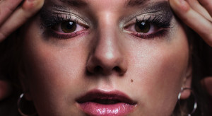 Makijażowe trendy na wiosnę 2023: "Maskarowy koktail" to metoda na długie, gęste i podkręcone rzęsy