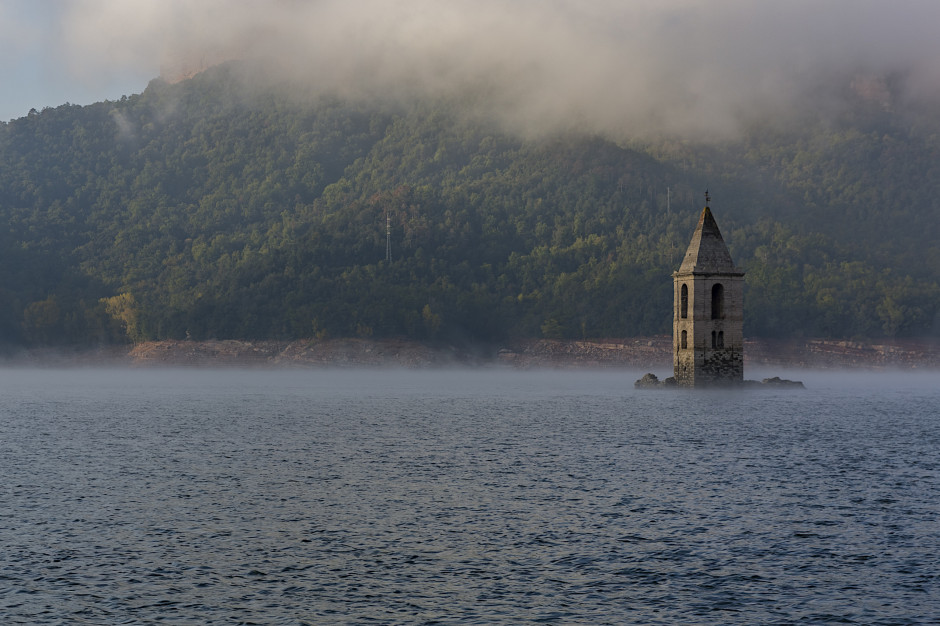 Susza w Hiszpanii odsłoniła "wioskę duchów". Średniowieczny kościół Sant Roma wynurzył się z wody / Shutterstock